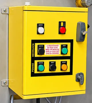 Coffret de commande jaune avec boutons marche et arrêt